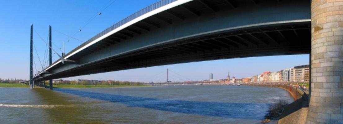 Rheinkniebrücke und Altstadtpanorama à Hubert Schunk