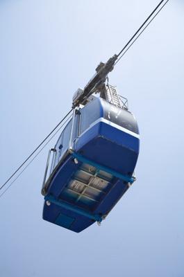 blue teleferico cable car à Iñigo Quintanilla