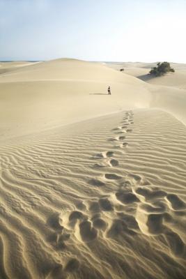 footsteps at the desert à Iñigo Quintanilla