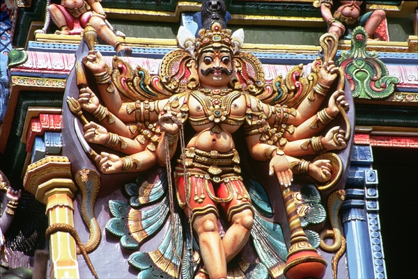Detail of carved exterior showing Shiva (photo)  à École indienne