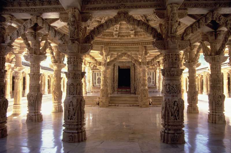 Interior of the Vimala Sha Temple (photo)  à École indienne