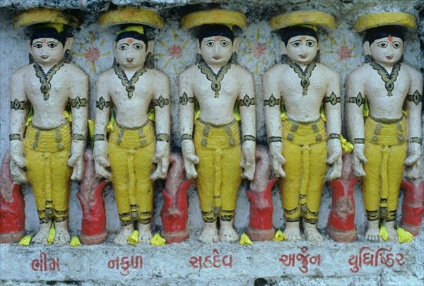 Pancha Pandava, the five hero brothers of the Mahabharata (painted stone)  à École indienne