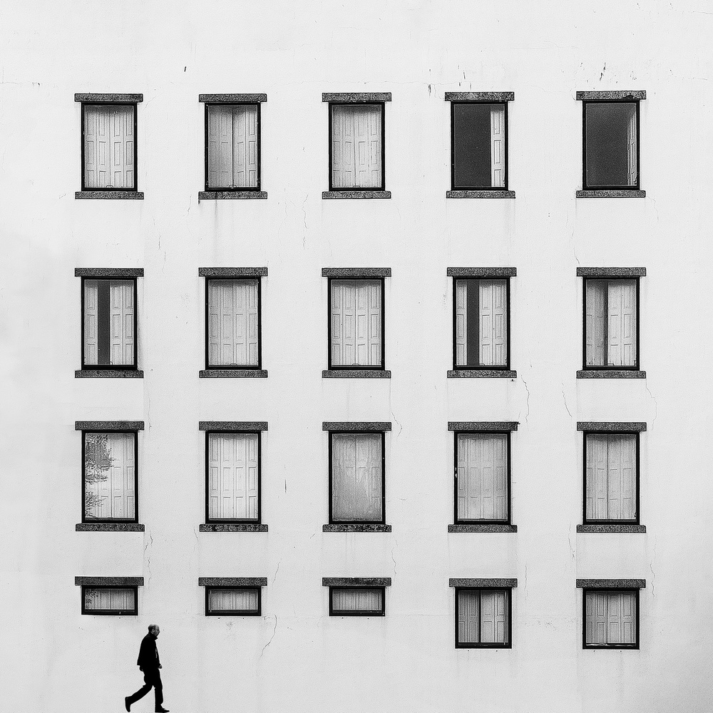 Windows and walking man à Inge Schuster