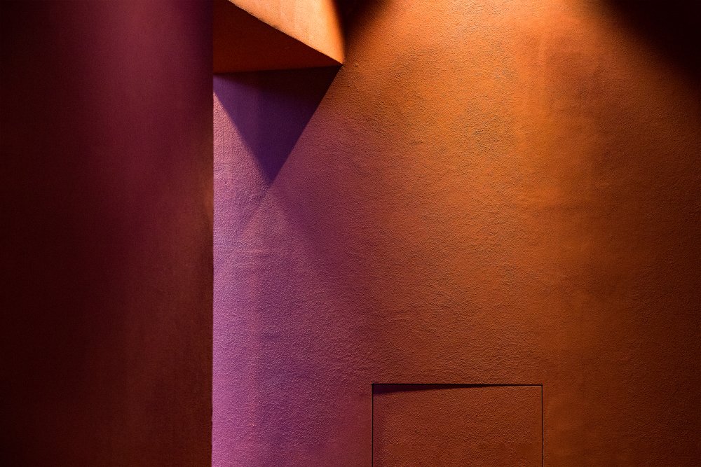 Light on a wall à Inge Schuster