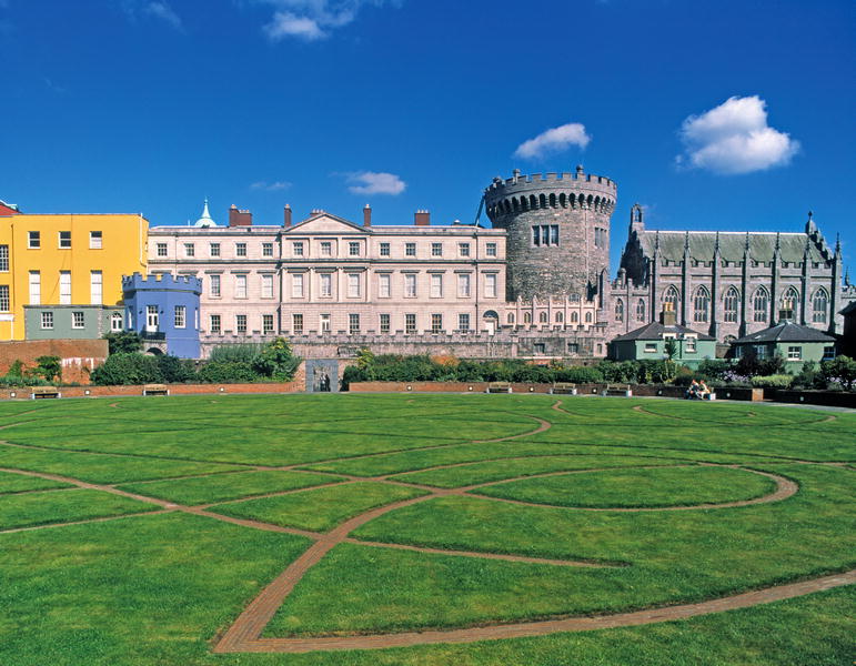 Dublin Castle, view from the gardens (photo)  à École irlandaise