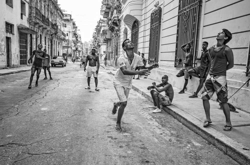 Street Games in Havana à Itzik Einhorn