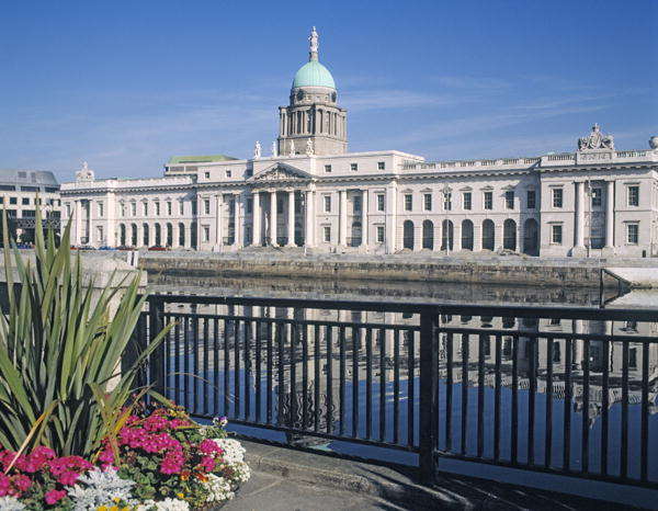 The Custom House on the river Liffey (photo)  à James Gandon