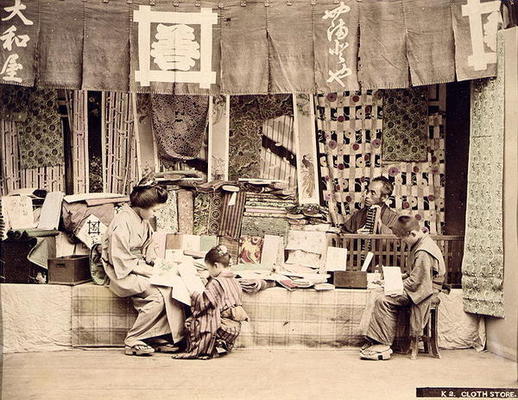 A Japanese cloth store, c.1890 (hand coloured photo) à Photographe japonais (19ème siècle)