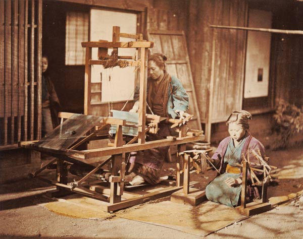Japanese women weaving, c.1890 (hand-coloured photo) à Photographe japonais (19ème siècle)