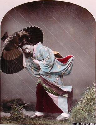 Young Japanese Girl in the Rain, c.1900 (hand coloured photo) à Photographe japonais (20ème siècle)