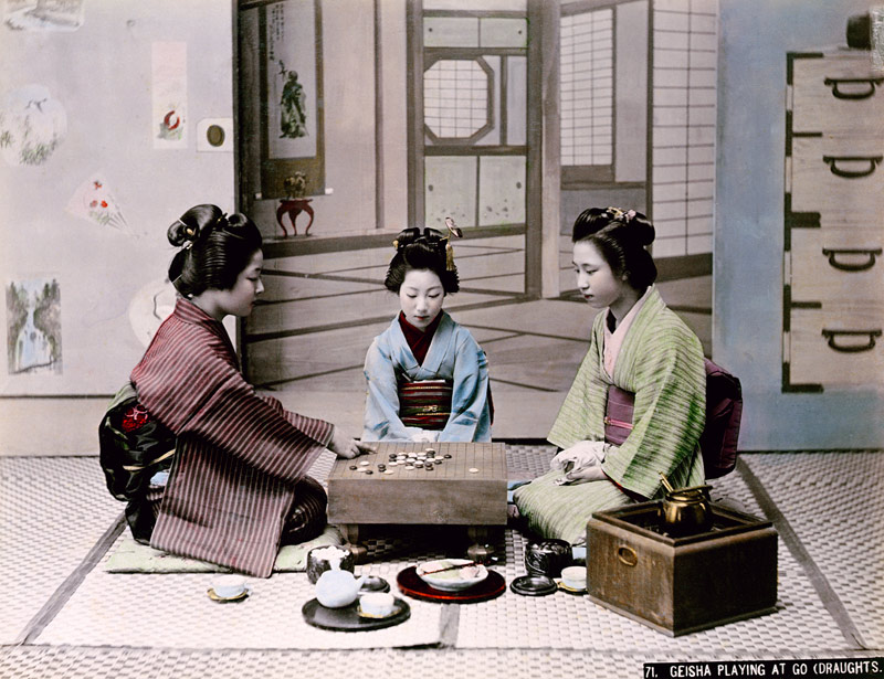 Geisha Girls Playing the Game of Go, c.1900 (hand coloured photo) à École japonaise (20ème siècle)
