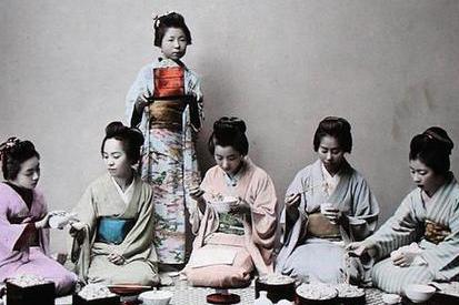 Young Japanese Girls Eating Noodles, c.1900 (hand coloured photo) à École japonaise (20ème siècle)