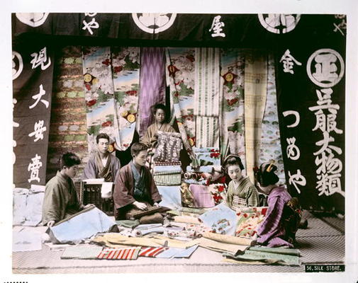 Japanese Silk and Fabric Shop, c.1900 (hand coloured photo) à École japonaise (20ème siècle)