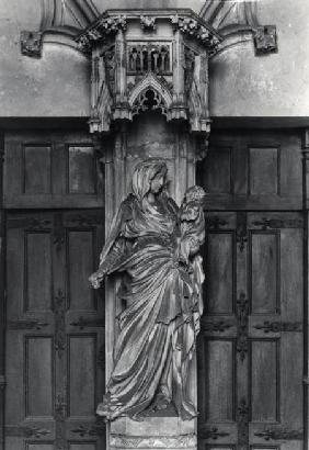 Portal with a trumeau depicting the Virgin and Child