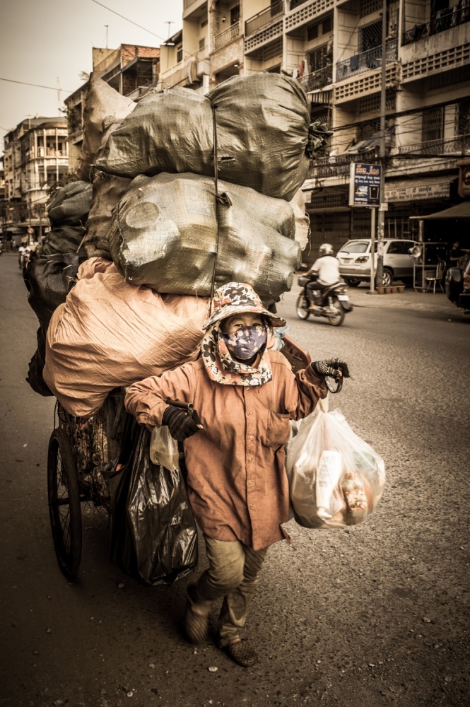 Carrying my life - Phnom Penh - Cambodia à Jean-Francois Perigois