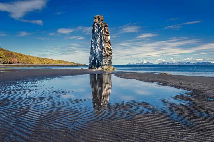 dinosaur rock in northwestern Iceland à Jeffrey C. Sink