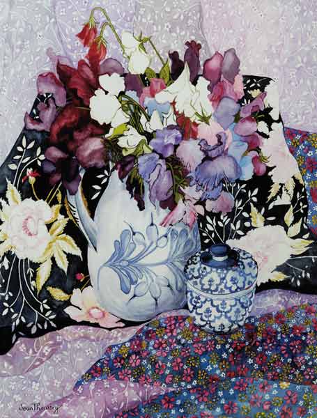 Sweet peas in a blue and white jug with blue and white pot and textiles à Joan  Thewsey