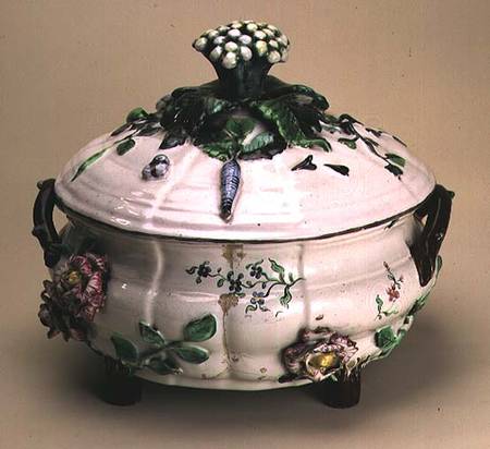 Covered tureen, decorated with applied ornament of flowers and vegetables à Johan Ludwig Eberhard Ehrenreich