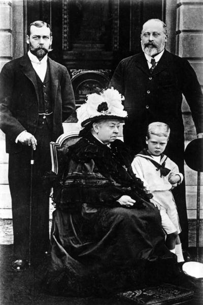 Four Generations of Victorian Royalty, taken at Osborne House, 5th August 1899 (b/w photo)  à John Chancellor