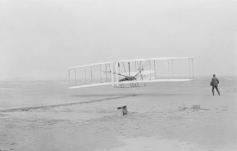 First flight, Kitty Hawk, North Carolina, 120 feet in 12 seconds, 10.35am December 17th 1903 (b/w ph à John T. Daniels