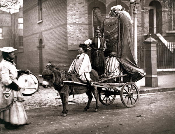 November Effigies, from ''Street Life in London'', 1877-78 (woodburytype)  à John Thomson