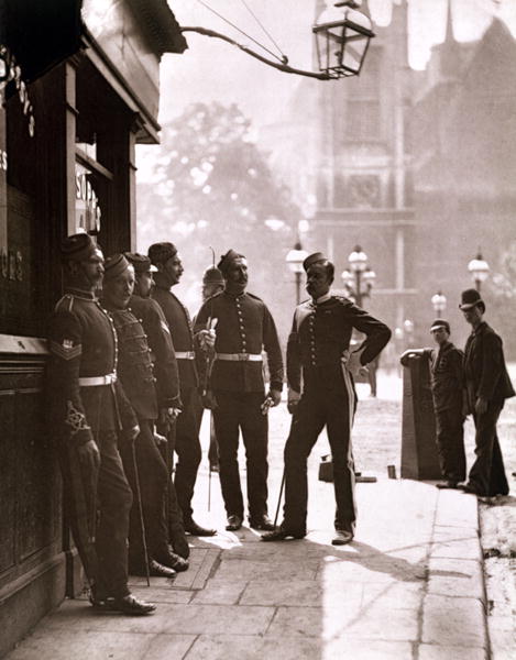 Recruiting Sergeants at Westminster, 1876-77 (woodburytype)  à John Thomson