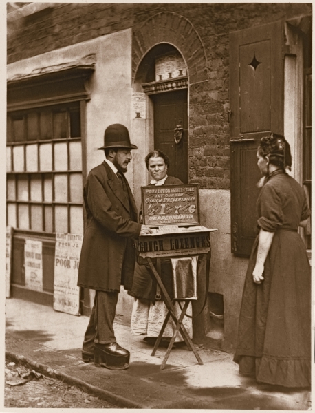 Street Doctor, 1876-77 (woodburytype)  à John Thomson