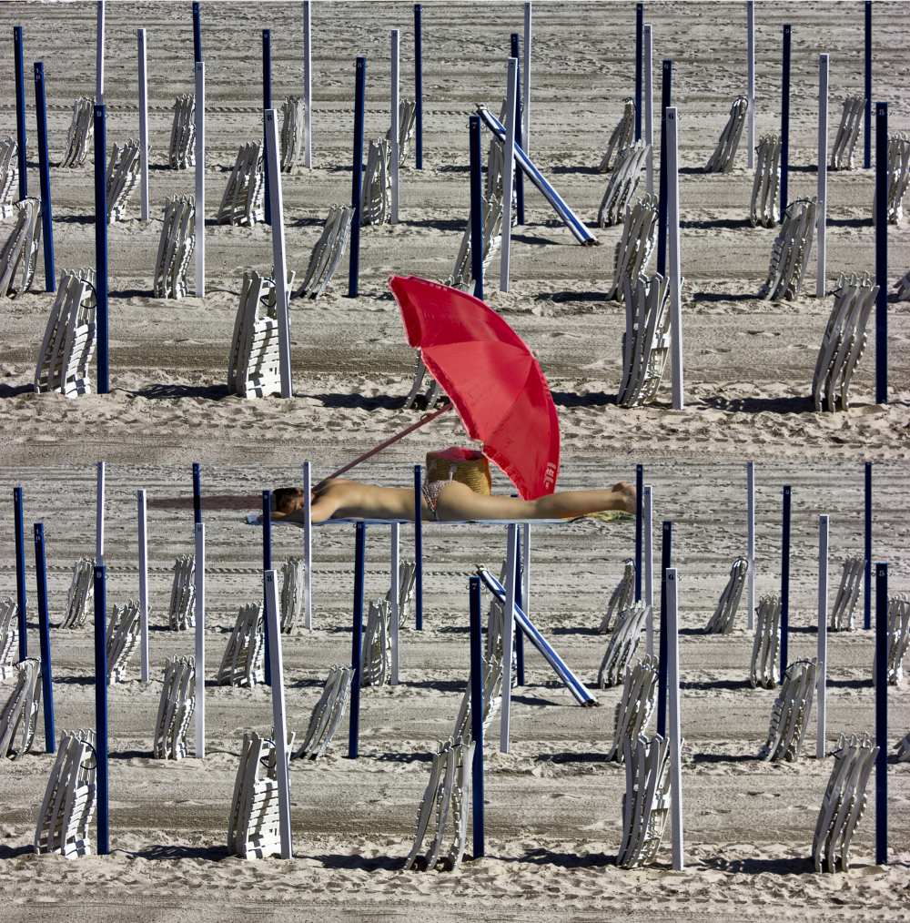 Composition of poles and chairs with red umbrella à Jois Domont