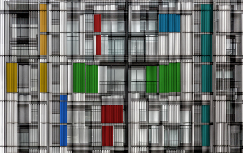 facade of colored tubes à Jois Domont ( J.L.G.)