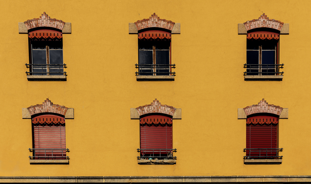 symmetrical windows on a warm background à Jois Domont ( J.L.G.)