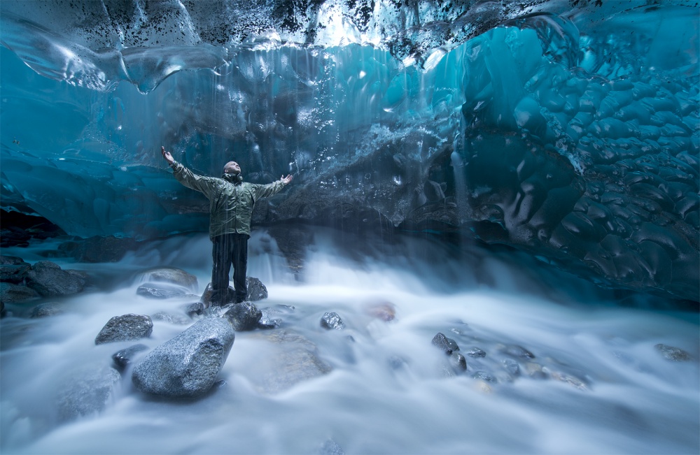 Self portrait under a glacier à Jonathan Tucker