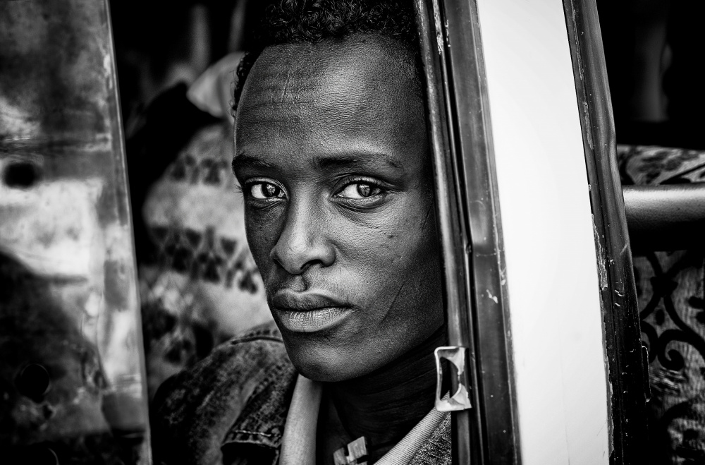 Ethipian man looking throught the bus´ window à Joxe Inazio Kuesta Garmendia