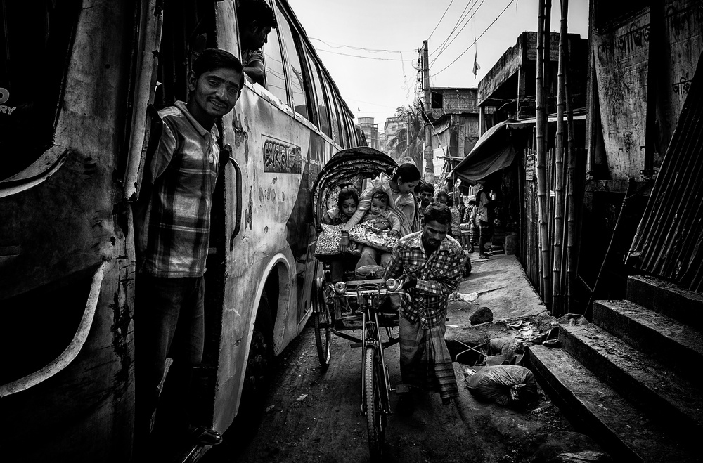 In the streets of Bangladesh. à Joxe Inazio Kuesta Garmendia