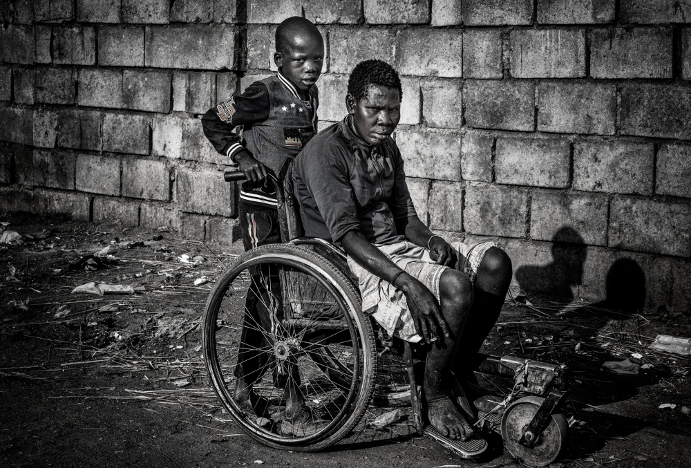 Disabled woman in a slum in Juba - South Sudan à Joxe Inazio Kuesta Garmendia