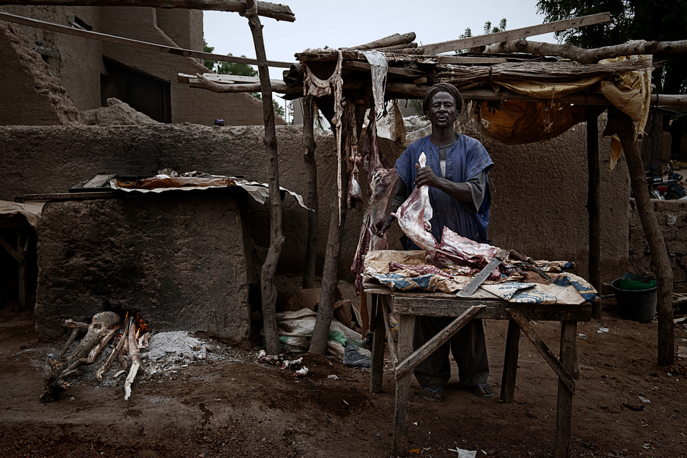 A butcher in the streets of Djenné - Mali à Joxe Inazio Kuesta Garmendia