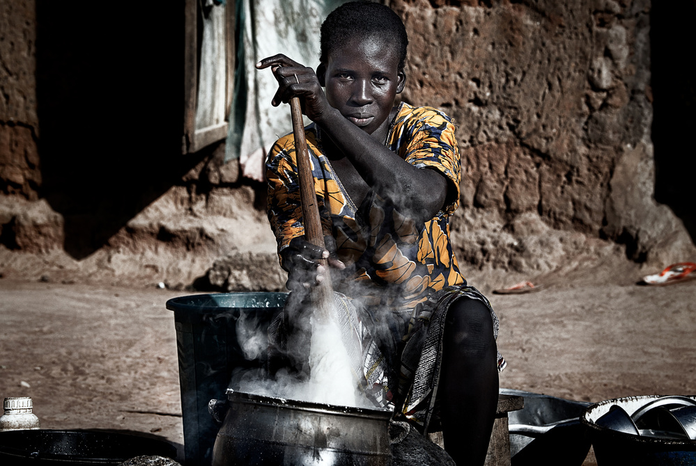 Making food for her children - Benin à Joxe Inazio Kuesta Garmendia