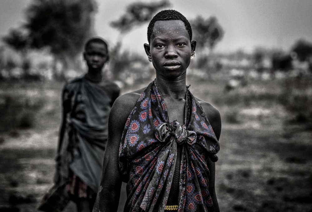 Mundari tribe woman in a cattle camp - South Sudan à Joxe Inazio Kuesta Garmendia