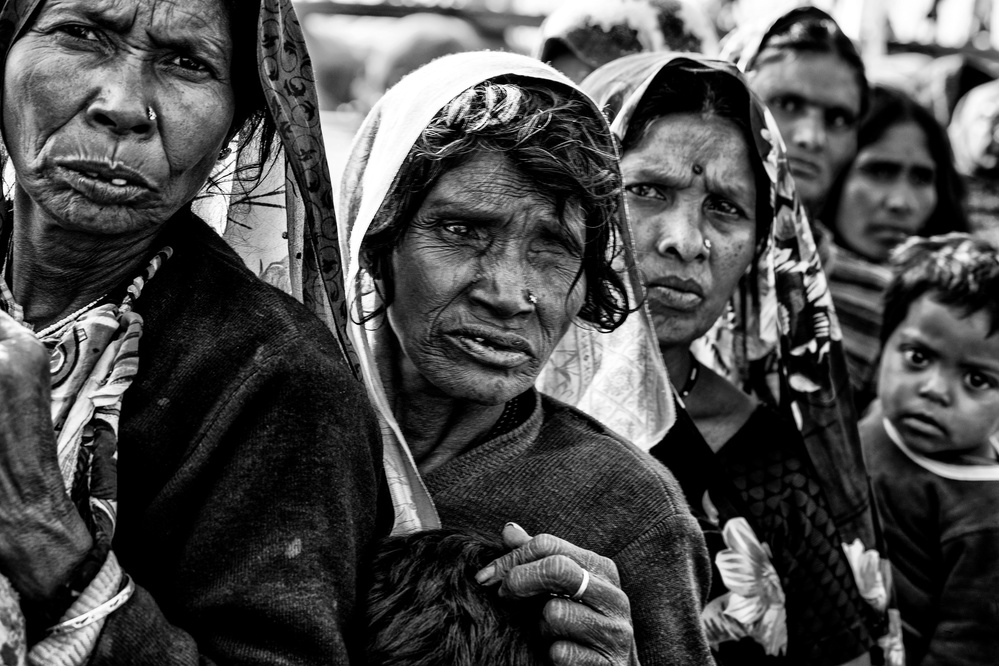 Women at the Kumbh Mela - Prayagraj - India à Joxe Inazio Kuesta Garmendia