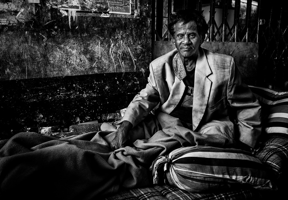Lying in bed in a street of Bangladesh. à Joxe Inazio Kuesta Garmendia