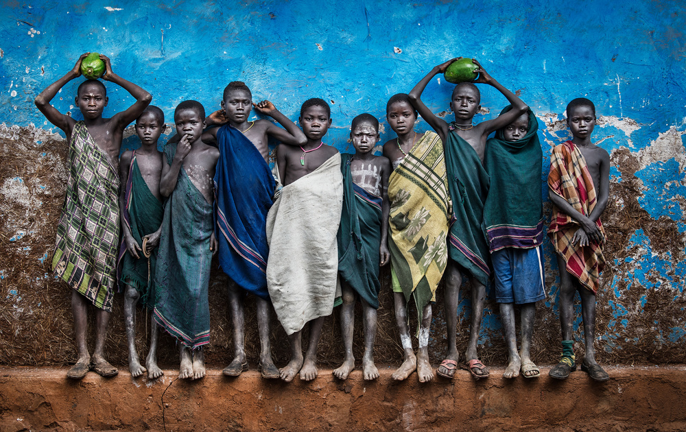Surma tribe children posing for the picture - Ethiopia à Joxe Inazio Kuesta Garmendia