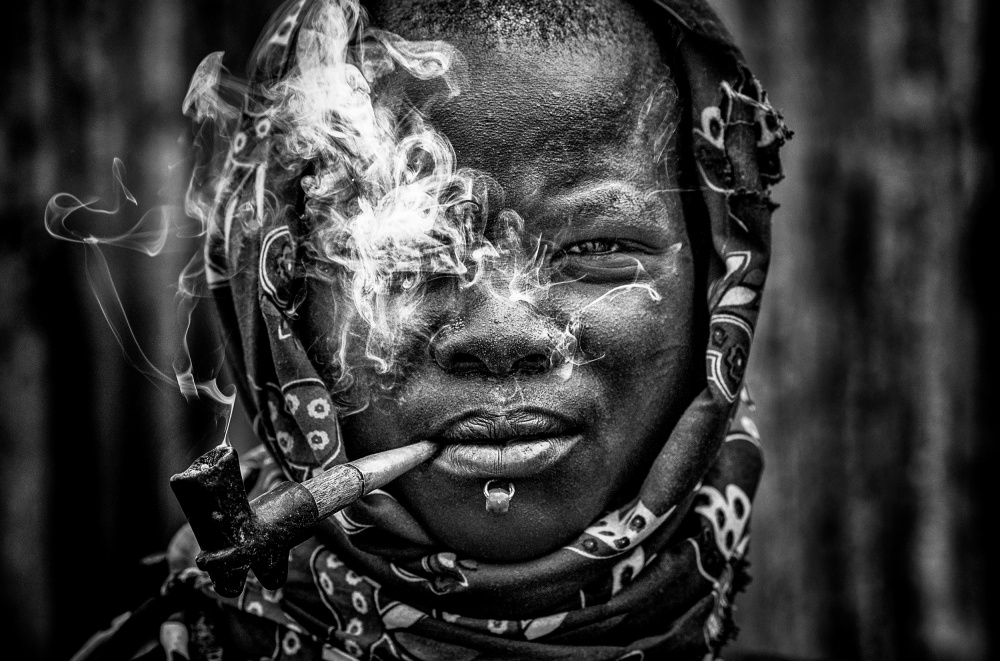 Laarim woman smoking-South Sudan à Joxe Inazio Kuesta Garmendia