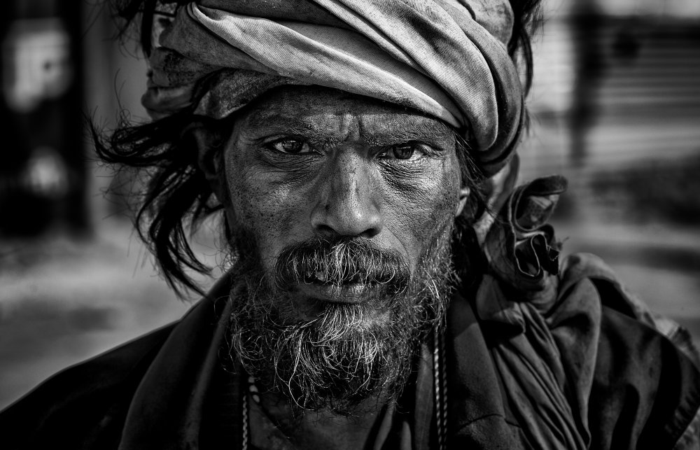 Man at the Kumbh Mela in Prayagraj - India à Joxe Inazio Kuesta Garmendia