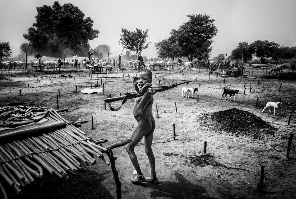 Imitating their elders - Mundari camp-South Sudan à Joxe Inazio Kuesta Garmendia