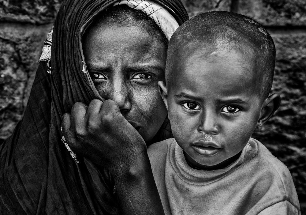 Homeless woman and her child in the streets of Addis Abbaba à Joxe Inazio Kuesta Garmendia