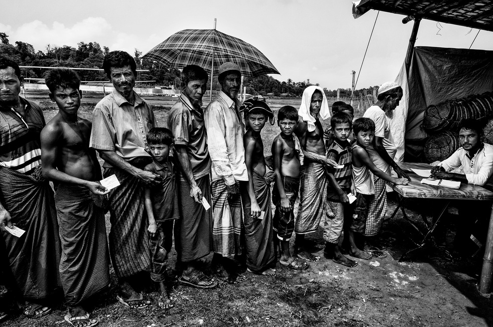 Rohingya refugees queuing to get some items to build their homes. à Joxe Inazio Kuesta Garmendia