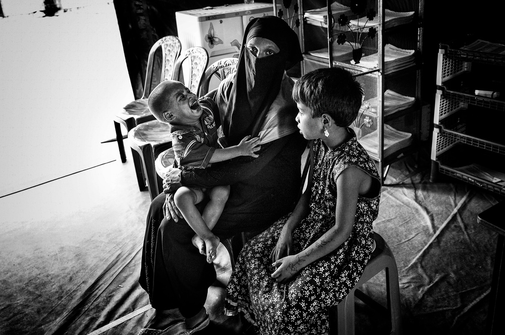Rohingya refugee woman with her child in a medical camp - Bangladesh à Joxe Inazio Kuesta Garmendia