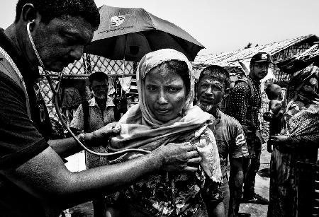 Rohingya woman being cheched by a doctor of a mobile medical team - Bangladesh
