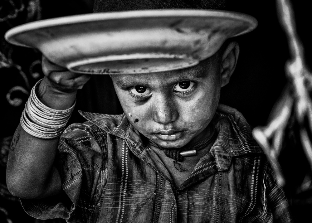Sad Rohingya refugee child showing me his empty plate of food. à Joxe Inazio Kuesta Garmendia