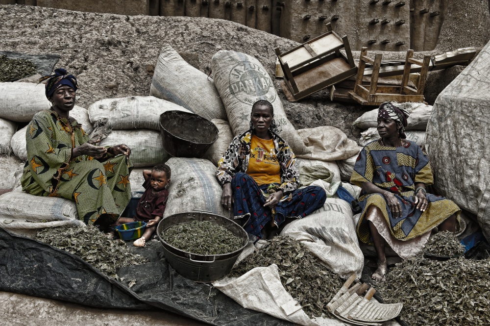 Selling in the market (Djenné - Mali) à Joxe Inazio Kuesta Garmendia