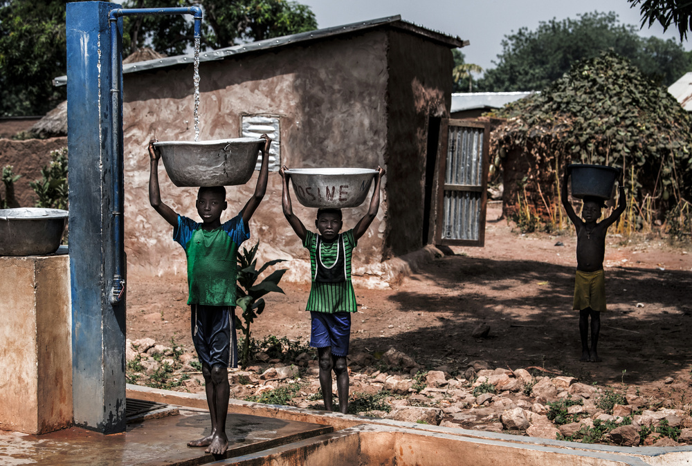 Water supply in a village in Benin à Joxe Inazio Kuesta Garmendia